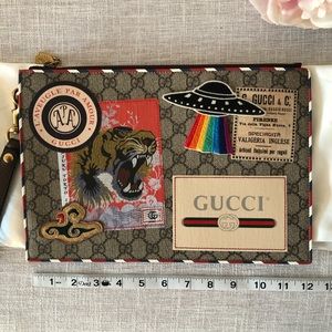 gucci courrier gg supreme pouch